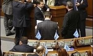 ПР підготувалася до роботи: плакати в Раді розвішені, вхід підпертий