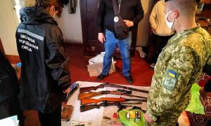 У помешканні жителя Вінниччини виявили зброю та боєприпаси