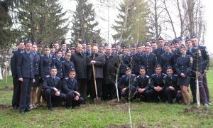 Міліціонери і ліцеїсти разом саджали фруктовий сад