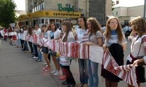 На фестивалі «Вишиті обереги єднання» склали найдовший рушник