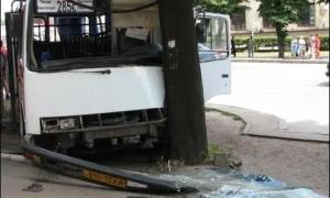 Переповнена маршрутка на швидкості влетіла в дерево