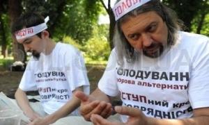 Біля Ради троє людей голодує з приводу нового закону про мітинги