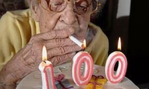 100-річна бабця п’є до обіду чарку самогону та викурює «Приму»