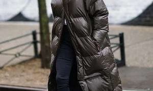 Як виглядати жіночно у теплій куртці – тренди сезону з пуховиками