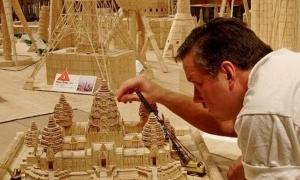 Телеведучий робить із зубочисток хмарочоси і храми