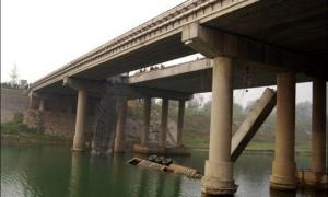 Під колесами вантажівки провалився міст