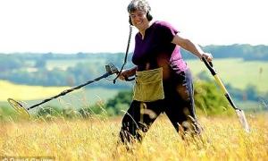 Куховарка, яка сім років шукала скарб, знайшла золоту прикрасу