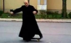 Католицький священик навчає підлітків кататися на скейті