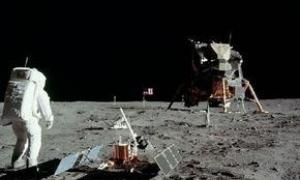 Астронавтів, які першими ступили на Місяць, нагородили медаллю Конгресу США 