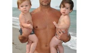 Рікі Мартін на пляжі розважається зі своїми близнюками