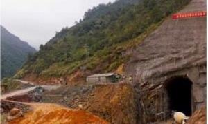 Індус 14 років довбав у горі тунель для парковки свого трактора