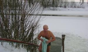 Дід Мороз-морж закликає вести здоровий спосіб життя