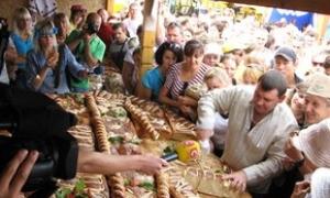 На Сорочинському ярмарку найбільший у світі хліб з'їли за півгодини