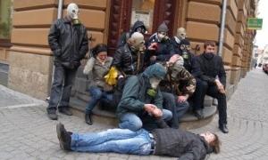 Львів у часи епідемії: пусті вулиці та аптеки і молодь з пивом