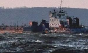 Нафтова пляма розміром в 1 кв. км. розлилася біля порту Південний
