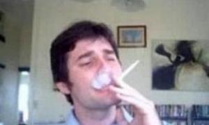 Австралійський атеїст курив цигарки, зроблені зі сторінок Корану та Біблії