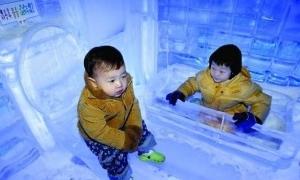 Корейці ховаються від спеки у ванни з льоду