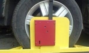 Київський адмінсуд заборонив блокувати колеса автомобілів за несплату парковки