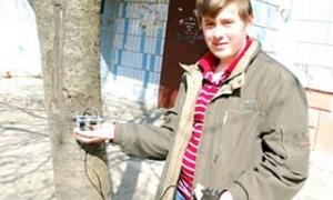 Дев'ятикласник знає, як зарядити мобілку від дерева