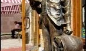 Бронзовий Кіса Вороб’янінов жебракує в Одесі
