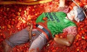 У Іспанії тисячі людей жбурлялися помідорами