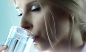 Людина може триматися лише на одній воді