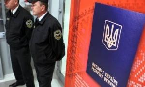 Черга на закордонні паспорти і водійські права налічує вже 100 тисяч людей