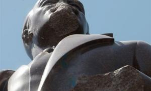У Києві Леніну відламали носа