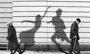 Вчені визначили, у скільки років закінчується молодість