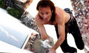 Людина-павук з третьої спроби підкорила хмарочос у Малайзії