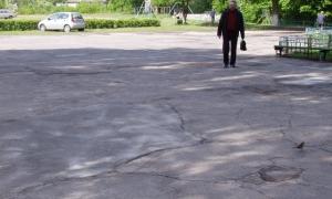 Клали асфальт, засипали цементом за дві години до приїзду високопосадовця