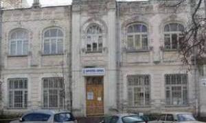 У Києві уламок стіни впав на жінку з дитиною