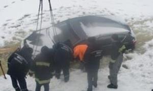 У Черкасах з-під криги рятувальники витягли автомобіль «Субару»