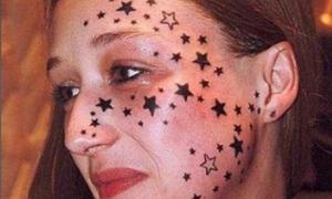 Дівчині витатуювали на обличчі 56 зірок замість трьох