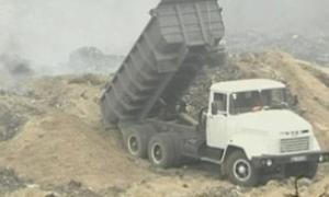 Пожежники продовжують боротьбу з вогнем у передмісті столиці