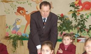 Чверть віку чоловік навчає і виховує… першачків