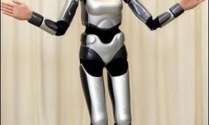 У Японії презентували робота-манекенницю