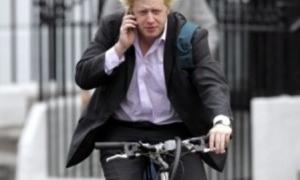 Мер Лондона на велосипеді розполохав хуліганок