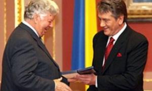 Ющенко присвоїв батькові Петра Порошенка звання Героя України