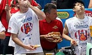 Китаєць за 10 хвилин з’їв 65 хот-догів  