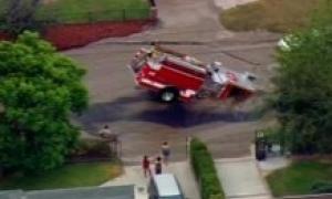 У центрі Лос-Анджелесу пожежна машина провалилась під асфальт