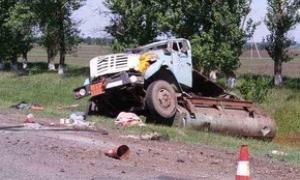 У Харківській області на дорозі перекинулася автоцистерна з азотною кислотою