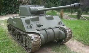 В Києві жінка на іномарці ледь не в’їхала в танк Т-34