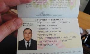 Закордонні паспорти старого зразка випускатимуть до середини липня