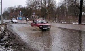 Жителів підтоплених будинків відселяють у Дніпропетровську