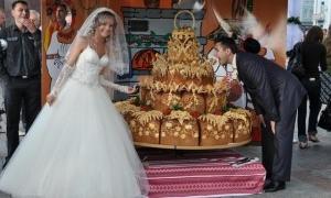 У Рівному на день міста пригощали 180-кілограмовим короваєм