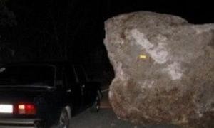 У Ялті трасу завалило кам'яними брилами