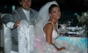 На турецькому весіллі Ані Лорак перевдягла дві сукні