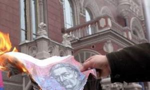 Гривня різко обвалилася на міжбанку