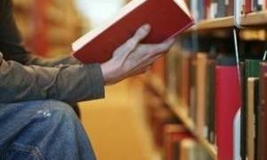 Польські бібліотекарі заохочують нових читачів відвертим вбранням